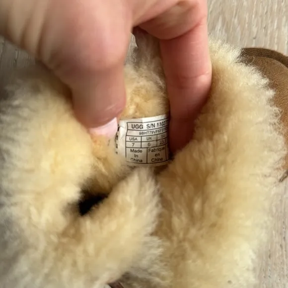 Girls Ugg boots size 7 toddler