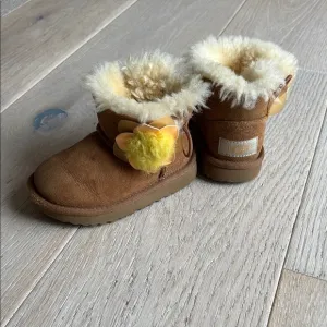 Girls Ugg boots size 7 toddler