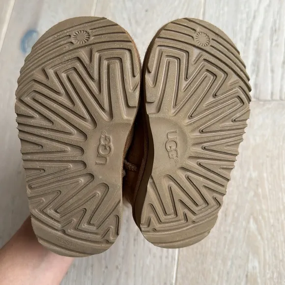 Girls Ugg boots size 7 toddler