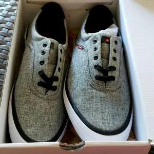 Globe Men’s Sprout Sneakers size 8