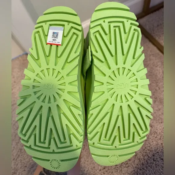 GoldenGlow UGG sandals size 7