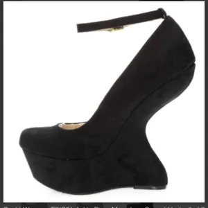 Gravity, heels less synthetic black suede. Mary Jane