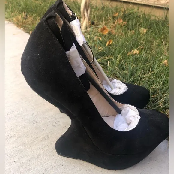 Gravity, heels less synthetic black suede. Mary Jane