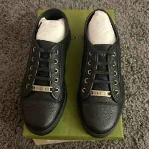 Gucci black size 8 sneaker
