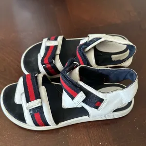 GUCCI Boys/Girls Sandals. Made in Italy Size 32. Good used Condition.