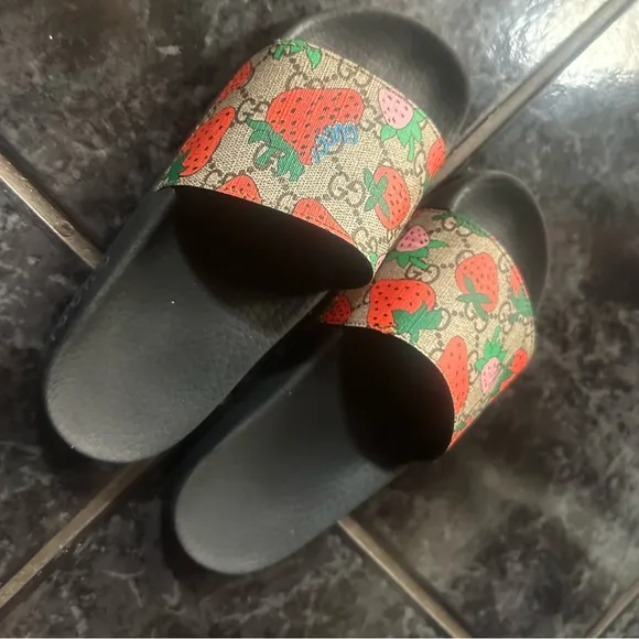 Gucci GG Supreme strawberry slides size 5