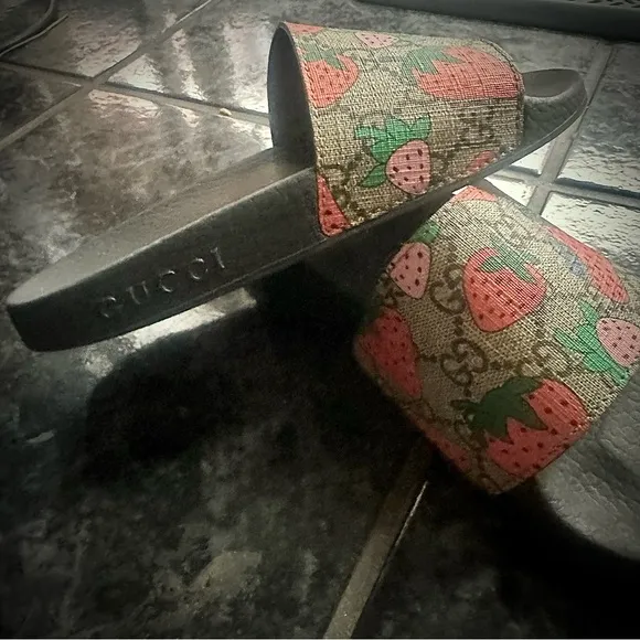 Gucci GG Supreme strawberry slides size 5