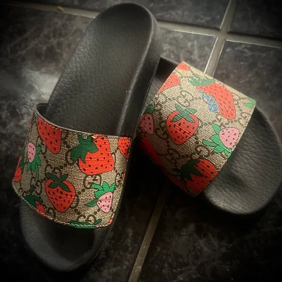 Gucci GG Supreme strawberry slides size 5