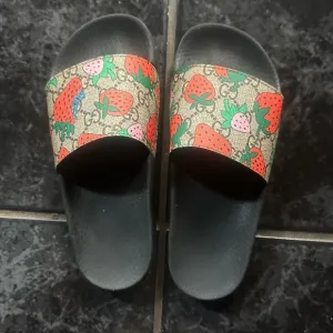 Gucci GG Supreme strawberry slides size 5