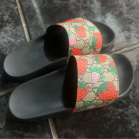 Gucci GG Supreme strawberry slides size 5