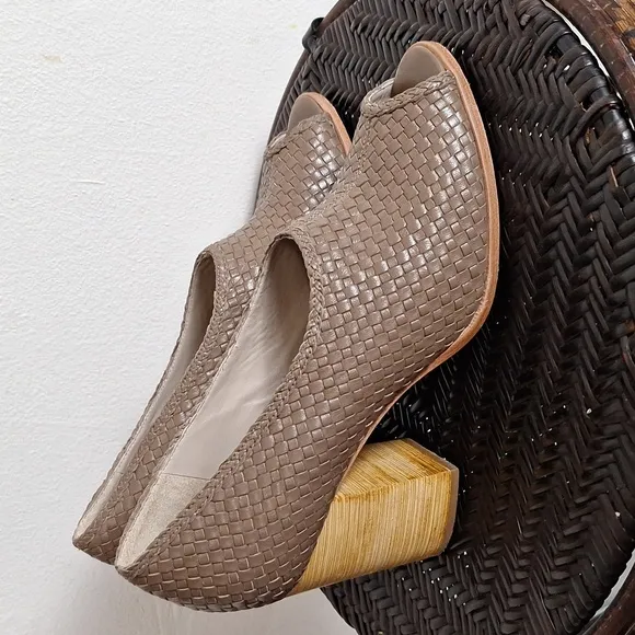 Guilhermina Woven  Peep-Toe Block Heels Sz 10