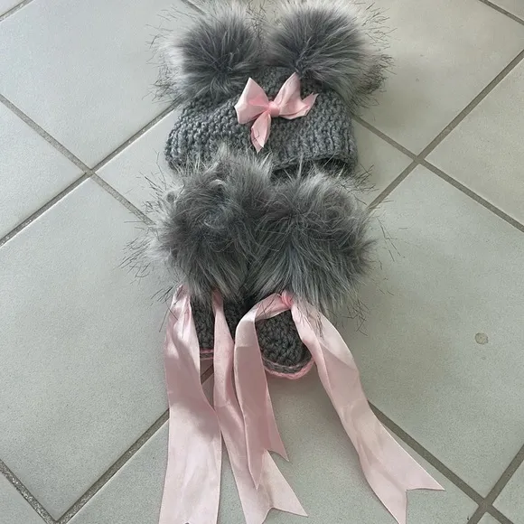 HAND-MADE adorable baby hat and boots set. Size 0-6 months.