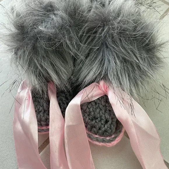 HAND-MADE adorable baby hat and boots set. Size 0-6 months.