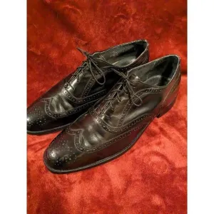Hanover wingtip black leather dress shoes. Size 9 b