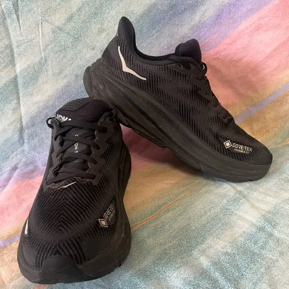 HOKA ONE CLIFTON 9 GTX GORE TEX WOMENS size 9 RUNNING SHOES