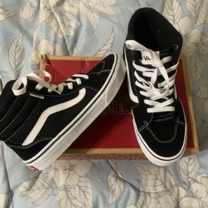 I’m sell a size 6.0 YT Filmore HI (Suede/canvas) Black and white Van sneakers.
