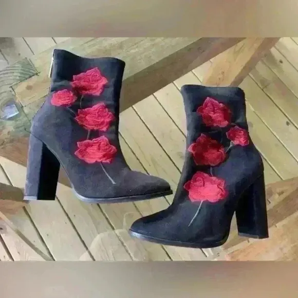 Intentionally Blank Black Embroidered‎ Rose Boots Size 39