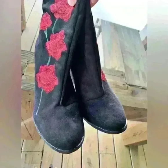Intentionally Blank Black Embroidered‎ Rose Boots Size 39