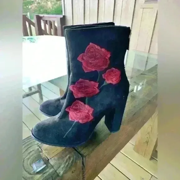 Intentionally Blank Black Embroidered‎ Rose Boots Size 39