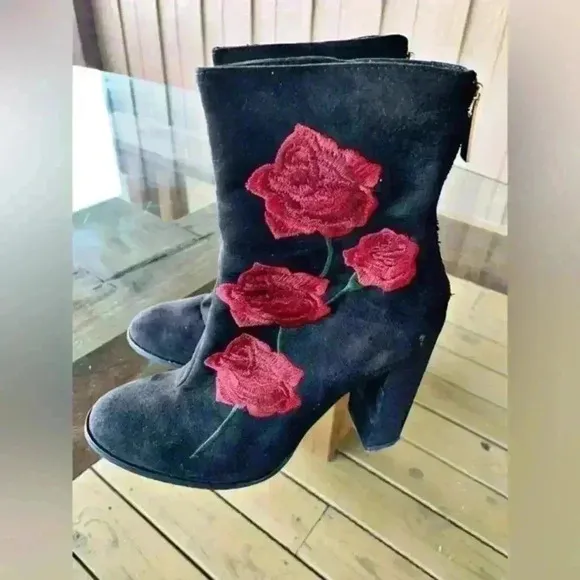 Intentionally Blank Black Embroidered‎ Rose Boots Size 39