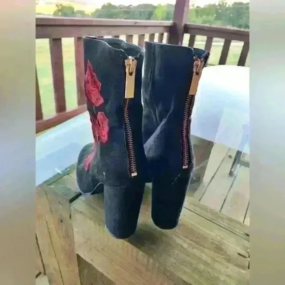Intentionally Blank Black Embroidered‎ Rose Boots Size 39