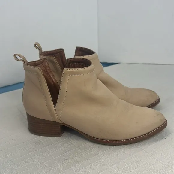 Jeffrey Campbell Muskrat Lo Women US9 Shoes Shooties Tan Heels Boots V-Notch
