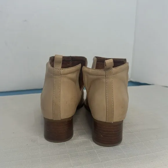Jeffrey Campbell Muskrat Lo Women US9 Shoes Shooties Tan Heels Boots V-Notch