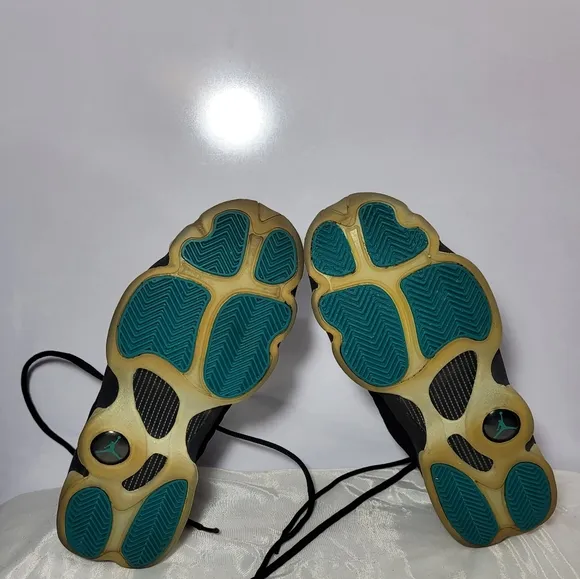 Jordan Boys Size 7Y and Women Size 8.5 Jumpman sneakers.