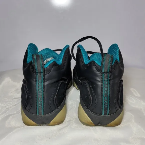 Jordan Boys Size 7Y and Women Size 8.5 Jumpman sneakers.