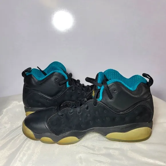 Jordan Boys Size 7Y and Women Size 8.5 Jumpman sneakers.