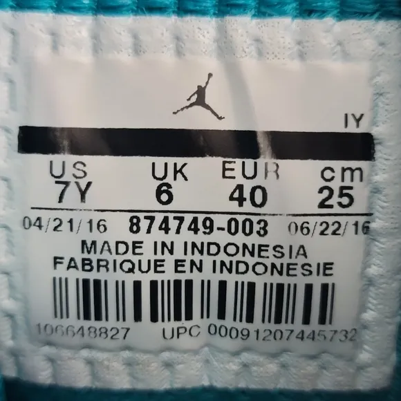 Jordan Boys Size 7Y and Women Size 8.5 Jumpman sneakers.