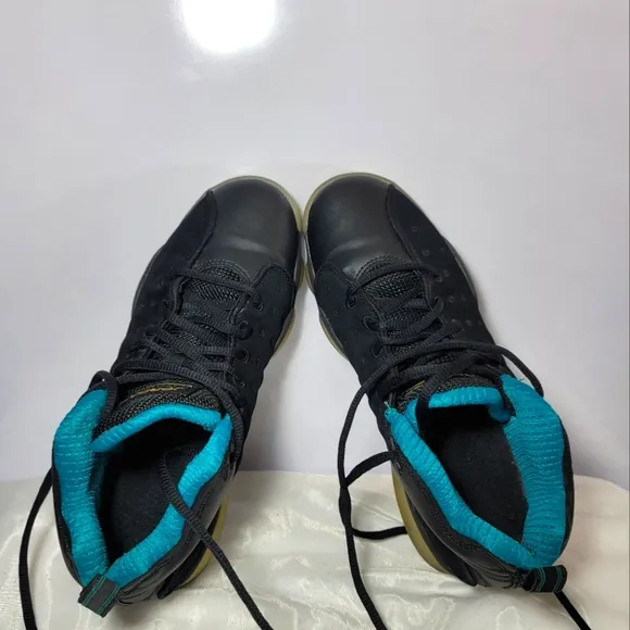 Jordan Boys Size 7Y and Women Size 8.5 Jumpman sneakers.