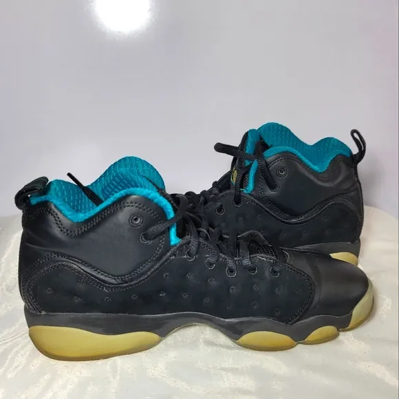 Jordan Boys Size 7Y and Women Size 8.5 Jumpman sneakers.