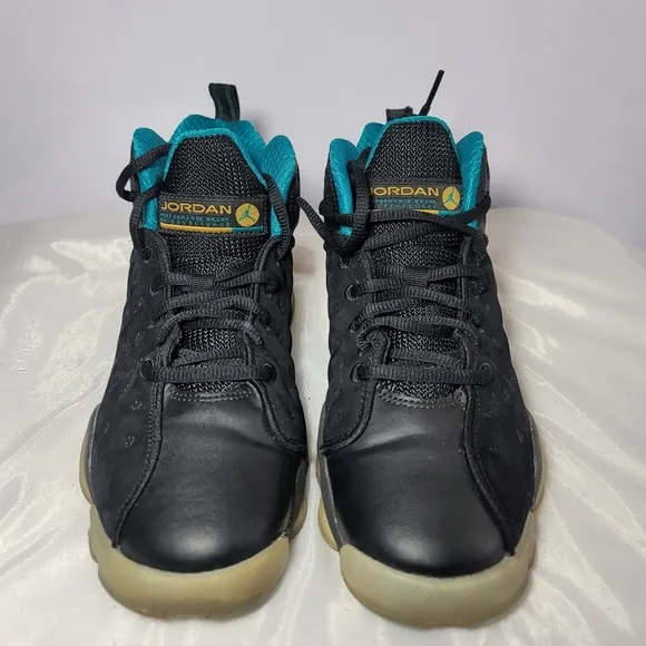 Jordan Boys Size 7Y and Women Size 8.5 Jumpman sneakers.