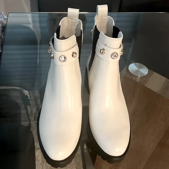 Karl Lagerfeld Paris Porshay Lug Sole Boots in Bone/White, Size 39 New w/o Box