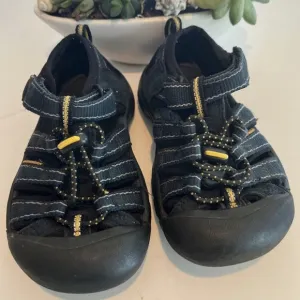 Keen Newport sandals toddler size 9