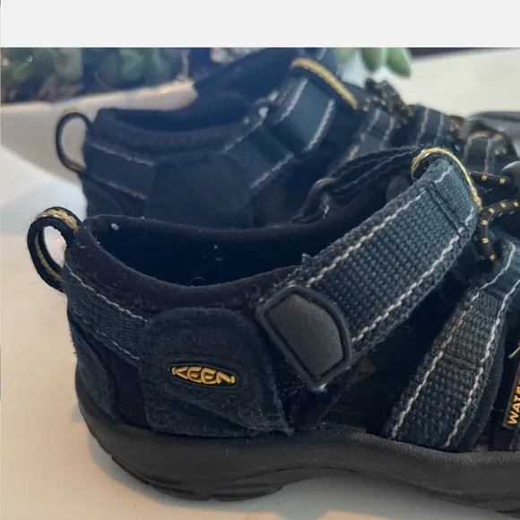 Keen Newport sandals toddler size 9