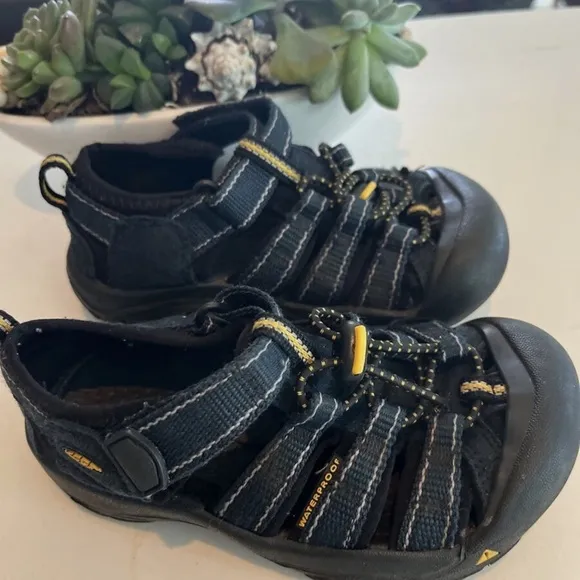 Keen Newport sandals toddler size 9