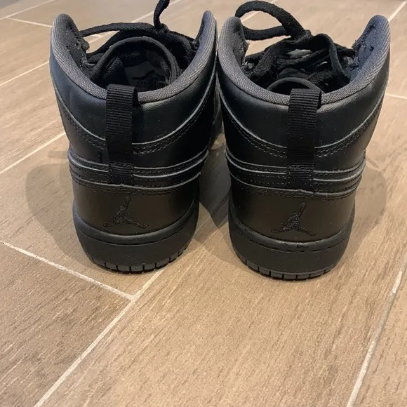 Kids Nike Air Jordan sneakers one size 2.5 youth
