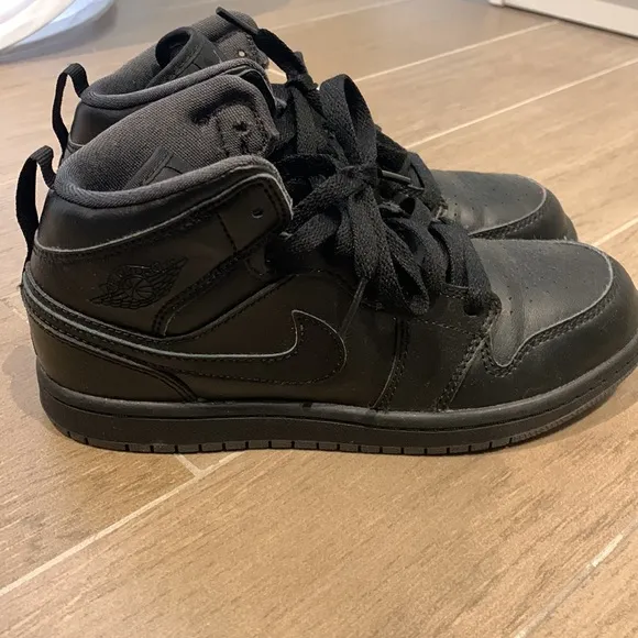 Kids Nike Air Jordan sneakers one size 2.5 youth