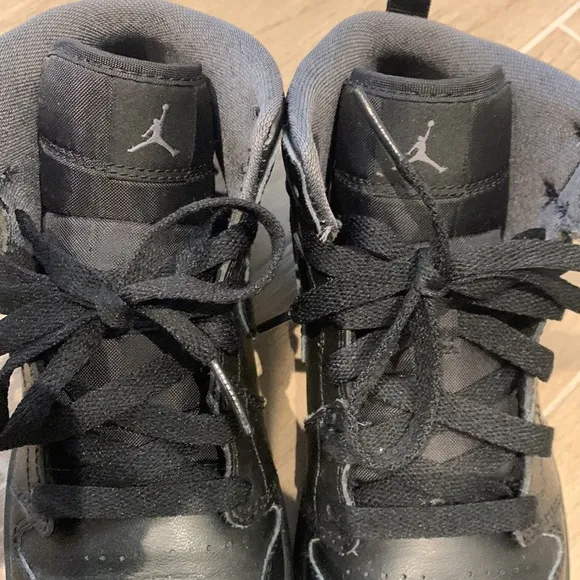 Kids Nike Air Jordan sneakers one size 2.5 youth
