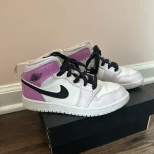 Kids purple Jorden’s in size 1 that were gently used