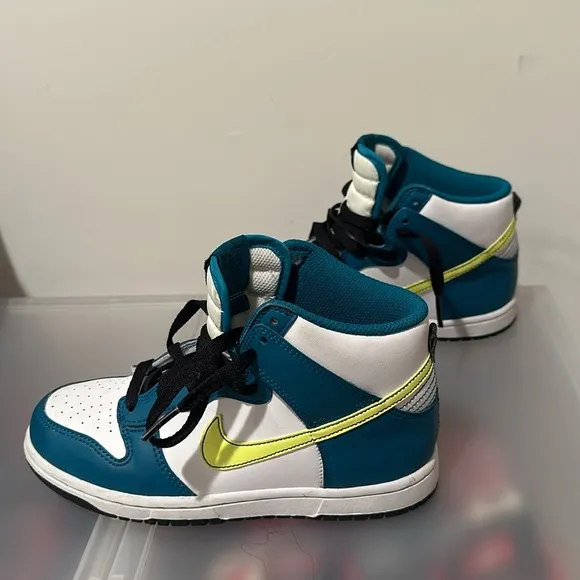 Kids sneakers size 2.5