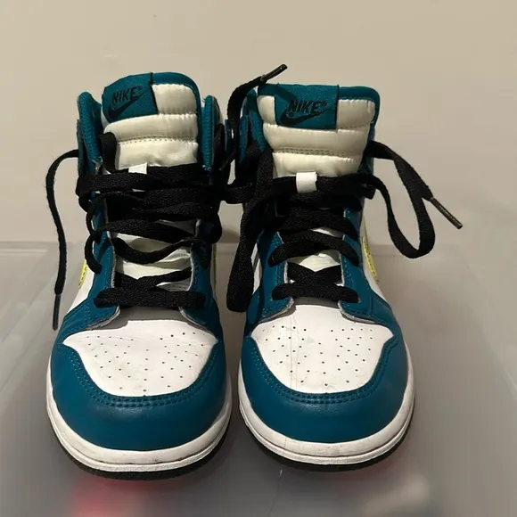 Kids sneakers size 2.5