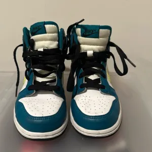Kids sneakers size 2.5