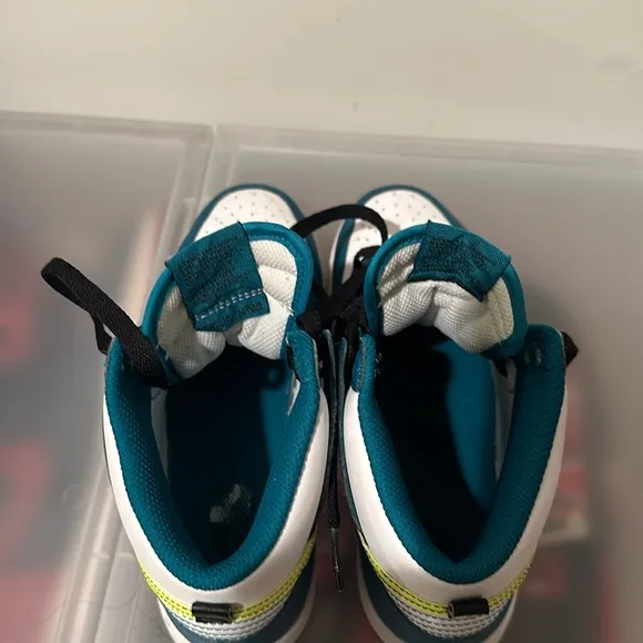 Kids sneakers size 2.5