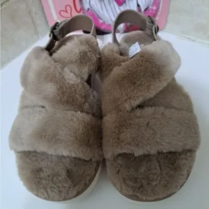 Koolaburra by UGG Gray Fluffy sandals size 9 NEW