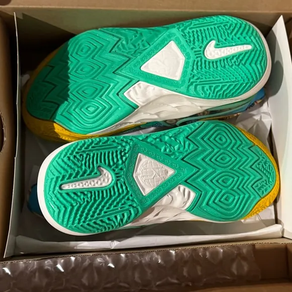 Kyrie 8 GO SE (PS) Nike Baltic Blue Multi Color Youth 1.5 NIB ✨
