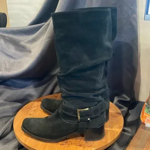 La Canadienne black suede slouch engineer boots size 8