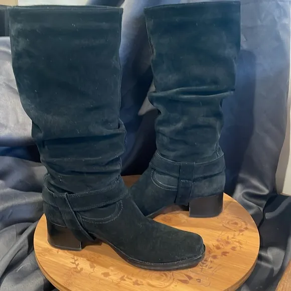 La Canadienne black suede slouch engineer boots size 8
